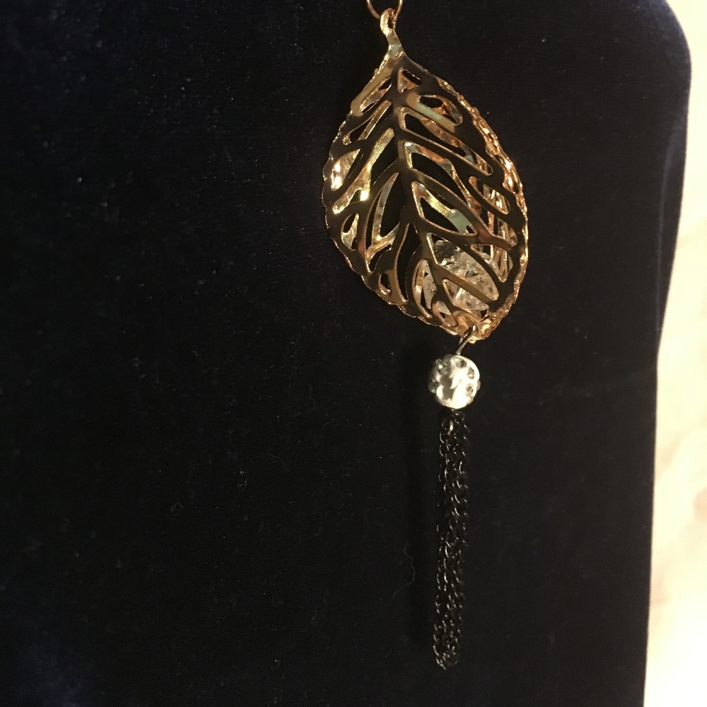 NWOT UNBRANDED GOLD/BLACK LEAF 24" NECKLACE - Picture 2 of 6